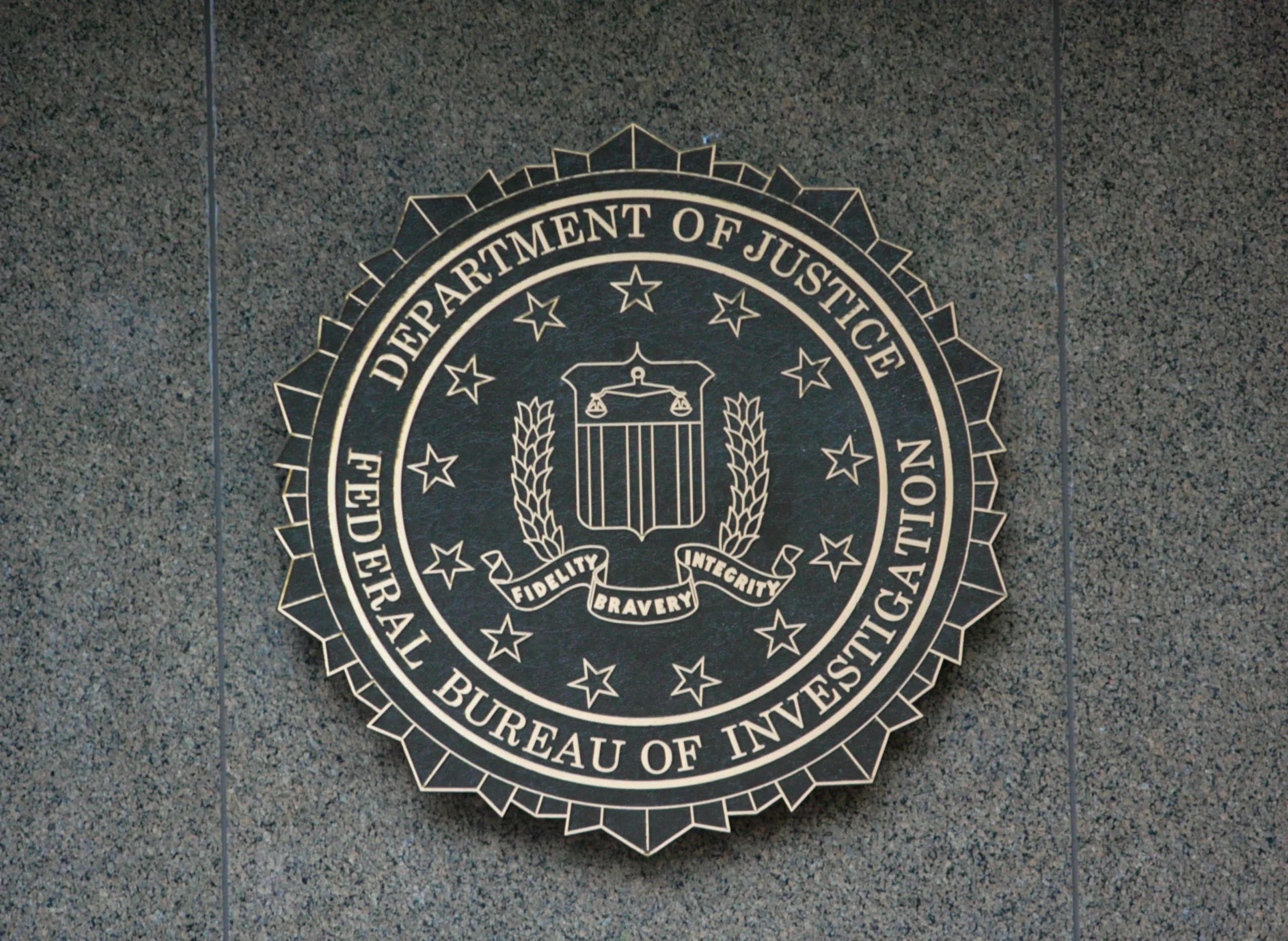 Crypto Wallet Mistakes 2025: FBI Warns of 3 Hacker Traps 😊